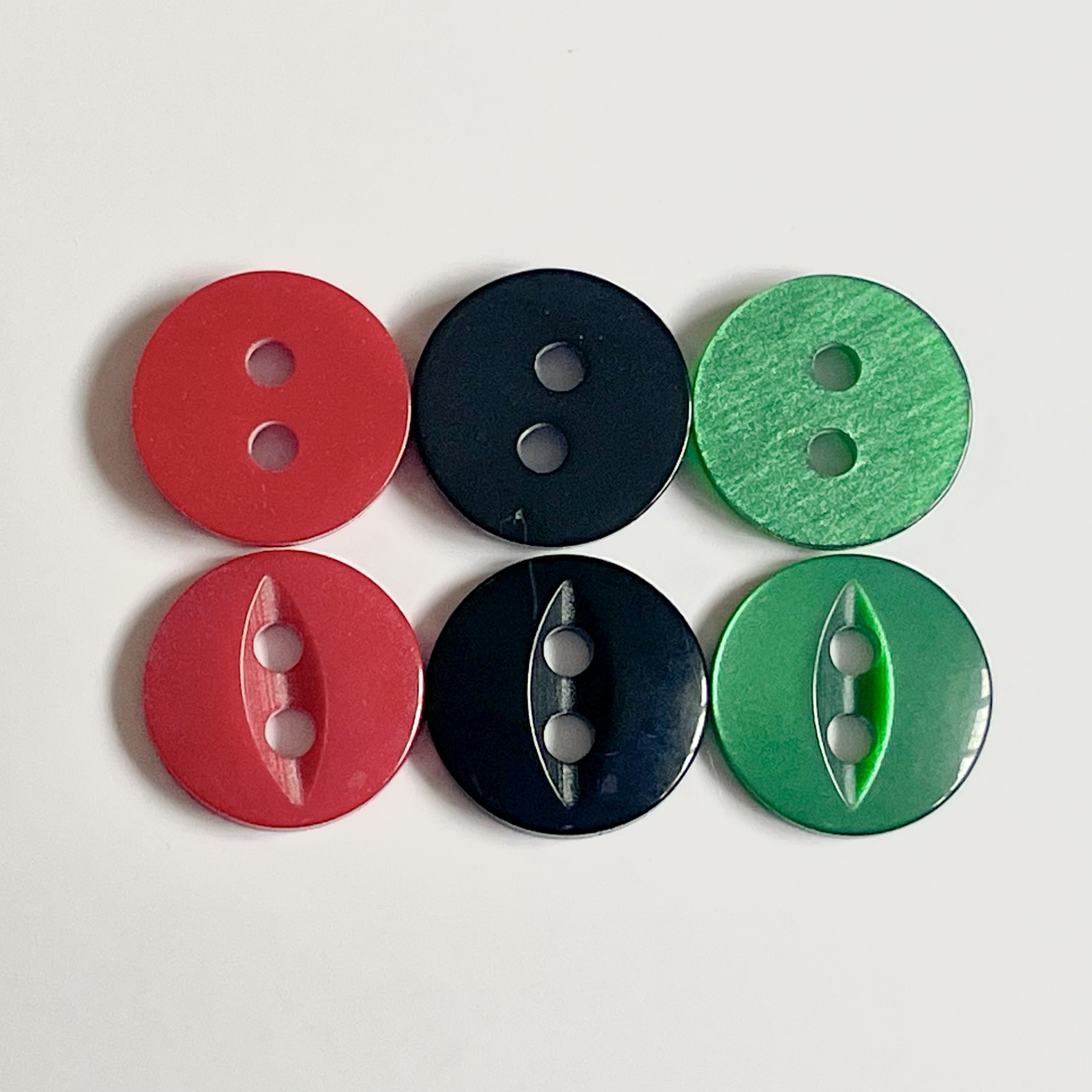 Dark 12mm fish eye buttons with slight pearly sheen in colours red, black and green